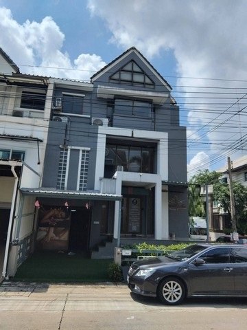 อาคาร 3.5 ชั้น 46 ตรว. 4 ห้องน้ำห้องอาบน้ำ 2 ห้อง  8 ห้องทำงาน ย่าน Town in Town – ศรีวรา