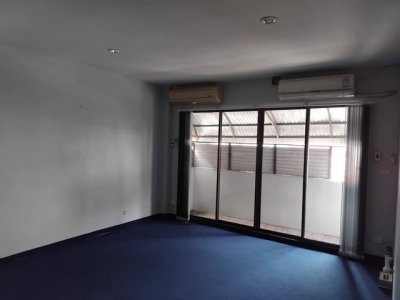 อาคาร 3.5 ชั้น 46 ตรว. 4 ห้องน้ำห้องอาบน้ำ 2 ห้อง  8 ห้องทำงาน ย่าน Town in Town – ศรีวรา - รูปที่ 8