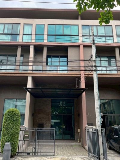 ขายทาวน์โฮม 3.5 ชั้น บ้านกลางเมือง รัชโยธิน พหลโยธิน 34 ใกล้ BTS เสนานิคม 650 เมตร ตกแต่งภายใน Premium ครบทุกพื้นที่ใช้สอย พร้อมเข้าพักอาศัย