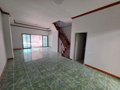 บ้านรีโนเวทใหม่พร้อมเข้าอยู่! หมู่บ้านนาทองเฮ้าส์ 1   ดอนหัวฬ่ออมตะซิตี้ ชลบุรี 3 ห้องนอน 2 ห้องน้ำ จอดรถ 2 คัน - รูปที่ 2
