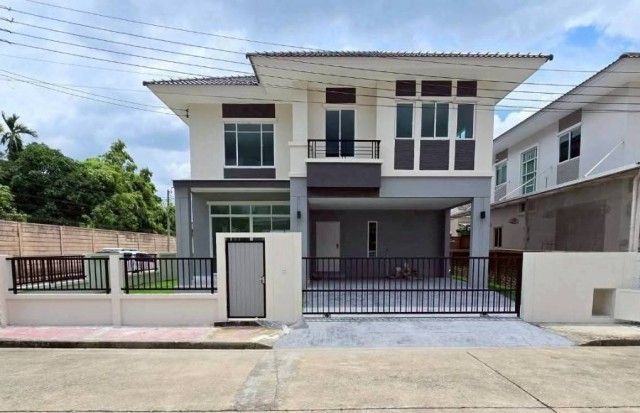 บ้านเดี่ยวหลังใหญ่รีโนเวทใหม่พร้อมอยู่ บรรยายกาศดี พื้นที่สนามรอบบ้าน เนื้อที่ 53.8 ตร.ว.  พท. 180.63 ตร.ม.  3 ห้องนอน  3 ห้องน้ำ   2 จอด