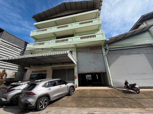 โรงงาน 4 ชั้น 5 อาคารติดกัน พื้นที่ใช้สอย 5,520 ตรม ที่ดินประมาณ 3 ไร่ ซอยเอกชัย 94