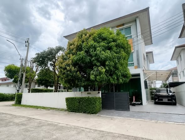 ขายบ้านเดี่ยว 3 ชั้น หน้าสวน 320 ตรม. โครงการ คาซ่า แกรนด์ สุขาภิบาล 5 ติดถนนใหญ่ ระหว่างสายไหม 79 และ 81 บิวท์อินทั้งหลัง พร้อมอยู่