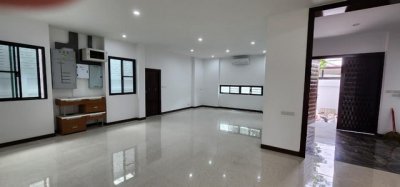 T26-900 ให้เช่า บ้าน Home office หรู 3 ชั้น 600 ตรม.ซอยสุขุมวิท 71 ปรีดีพนมยงค์26 กรุงเทพ 220000 บาทต่อเดือน ชั้นที่ 1 ชั้นทั้งหมด 3 ชั้น - รูปที่ 3