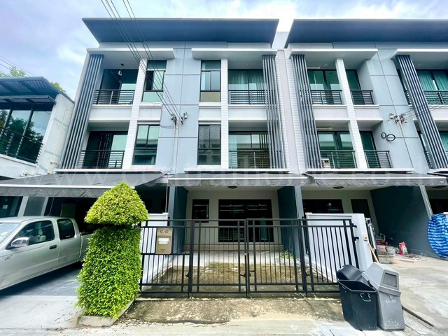 ขายด่วน ทาวน์โฮม 3 ชั้น บ้านกลางเมือง รัตนาธิเบศร์ รีโนเวทใหม่ ทำเลดี พร้อมอยู่