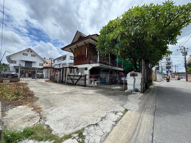 ขายด่วนที่ดิน 421 ตร.วา พร้อมสิ่งปลูกสร้าง ซอยลาดพร้าว 80 ใกล้ MRT ลาดพร้าว 71 ใกล้รัชดา เหม่งจ๋าย เลียบด่วน