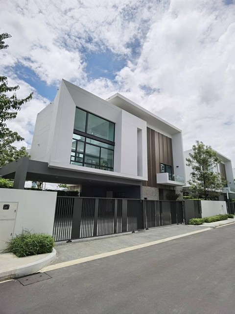 ขายบ้านเดี่ยวสุดหรู 3 ชั้น 102 ตรว. 4 ห้องนอน โครงการนันทวัน พระราม 9-ศรีนครินทร์ กรุงเทพกรีฑา ติดนานาชาติ Wellington