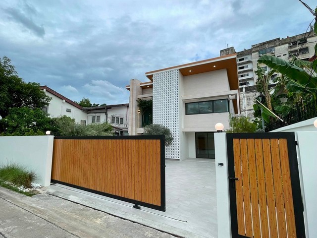 ขายบ้านเดี่ยว 2 ชั้น 100 ตรว. 4 ห้องนอน รีโนเวทใหม่ พร้อมสวนสวย ย่านลาดพร้าว โชคชัย 4 นาคนิวาส ลาดพร้าว-วังหิน