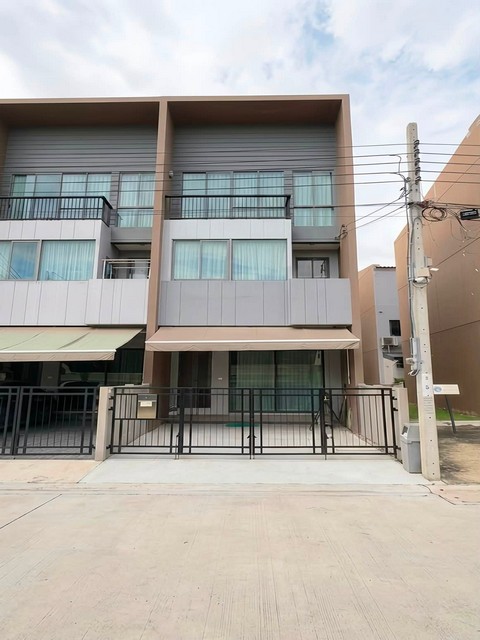 ให้เช่าทาวน์โฮม 3 ชั้นหลังริม 3 ห้องนอน บ้านกลางเมือง พระราม 9 - กรุงเทพกรีฑา มีร้านสะดวกซื้อหน้าปากซอย 10 นาที ถึง Brighton College