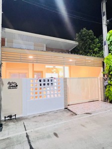 รีโนเวทใหม่ทั้งหลัง! บ้านสวยพร้อมอยู่  หมู่บ้านกีรติ หนองรี – ชลบุรี  24.5 ตร.วา  2 ห้องนอน | 1 ห้องน้ำ