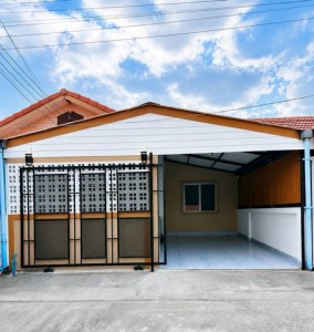 บ้านสวยสไตล์รีสอร์ทรีโนเวทใหม่ทั้งหลัง 100% หมู่บ้านศิลากร พานทอง พื้นที่ 22.5 ตารางวา  2 ห้องนอน1 ห้องน้ำ