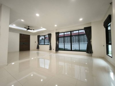 บ้านเดี่ยว 2 ชั้น หมู่บ้าน สินทรัพย์นคร พุทธมณฑลสาย 2 เขตบางแค กรุงเทพฯ รีโนเวทใหม่ทั้งหลัง ดีไซน์โมเดิร์น กว้างขวาง โปร่งโล่ง - รูปที่ 3