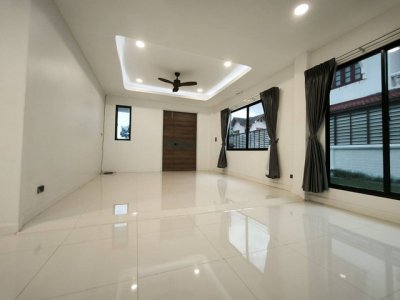 บ้านเดี่ยว 2 ชั้น หมู่บ้าน สินทรัพย์นคร พุทธมณฑลสาย 2 เขตบางแค กรุงเทพฯ รีโนเวทใหม่ทั้งหลัง ดีไซน์โมเดิร์น กว้างขวาง โปร่งโล่ง - รูปที่ 2