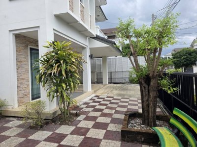 ให้เช่าบ้านเดี่ยว 2 ชั้น 62 ตรว. 3 ห้องนอน หมู่บ้านมัณฑนา เลค วัชรพล ถนนสุขาภิบาล 5  ใกล้สารสาสน์วิเทศสายไหม บ้านสวย เฟอร์ครบ พร้อมอยู่ - รูปที่ 2