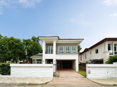 T26-573 ให้เช่า บ้าน - 80000 บาทต่อเดือน ห้องนอน 4 ห้อง ห้องน้ำ 3 ห้อง ชั้นทั้งหมด 2 ชั้น 1 งาน 136 ตร.วา