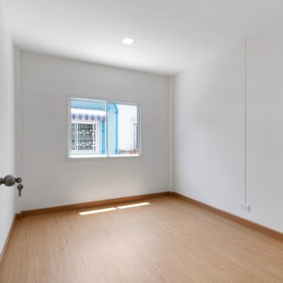 าวน์โฮม 2 ชั้น รีโนเวทใหม่ หมู่บ้านร่มโพธิ์ บางบัวทอง ติดถนนใหญ่ ใกล้สถานีรถไฟฟ้าสี่แยกบางพลู พร้อมอยู่ - รูปที่ 4