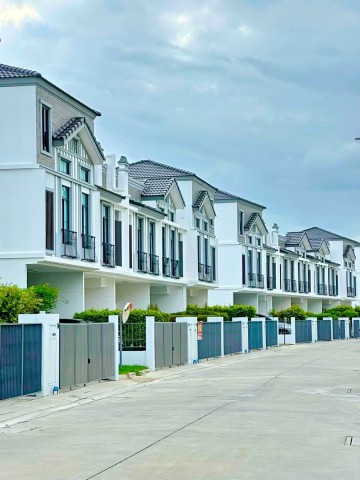 รร.นานาชาติคอนคอร์เดียน 1.7 กม.ทำเลศรีนครินทร์ บางนา 2 นอน 3 น้ำ ขนาด 21 ตร.ว.พื้นที่ใช้สอย 168 ตร.ม.ทาวน์โฮมหรู 2 ชั้น พร้อมเฟอร์ฯครบ