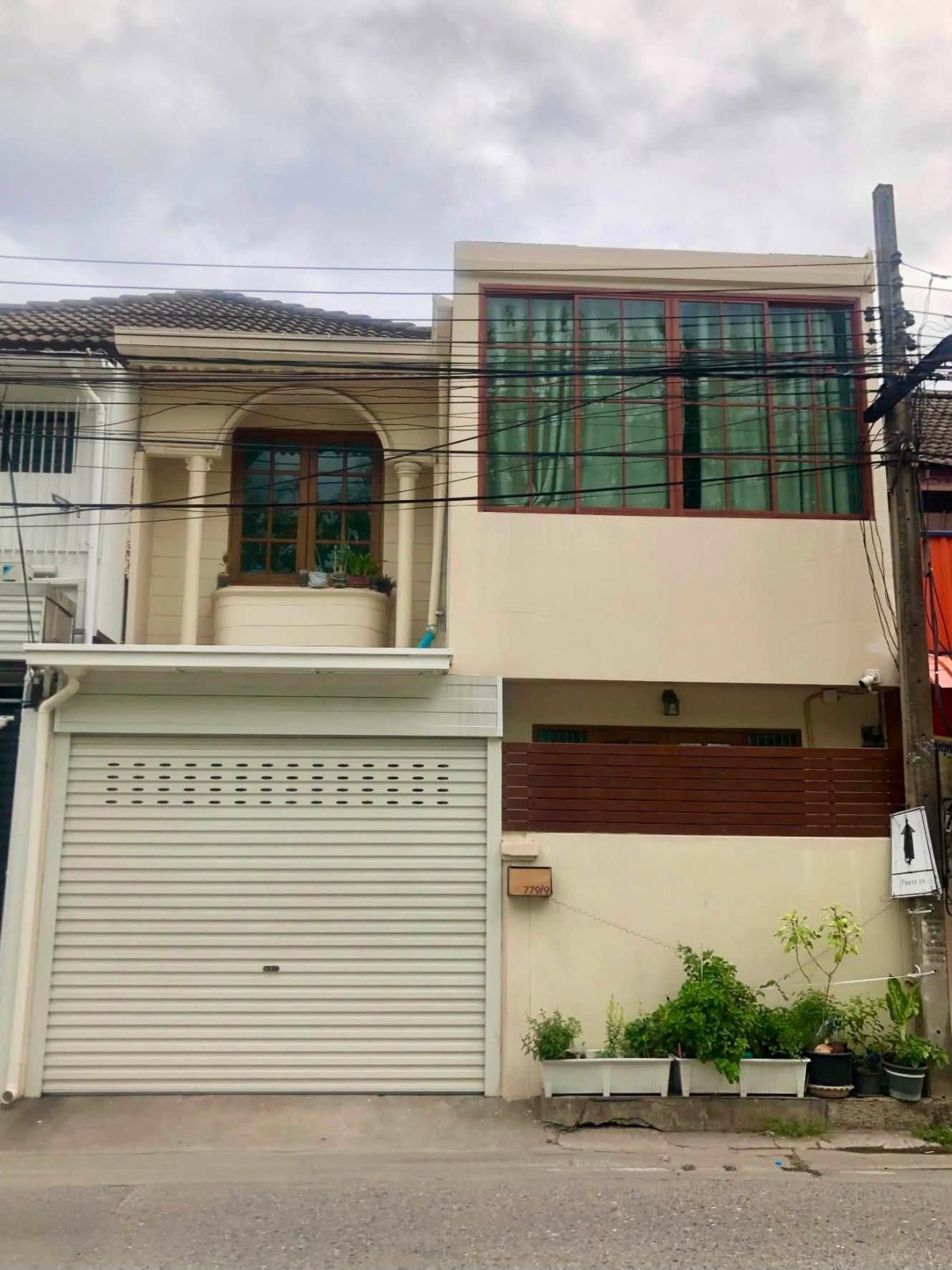 ให้เช่าทาวน์เฮ้าส์ 2 ชั้น รีโนเวทสไตล์ Modern Chinese 180 ตรม. 3 ห้องนอน หมู่บ้านอยู่เจริญ ซอยรัชดา18 ฮวงจุ้ยดี ใกล้ MRT ห้วยขวาง