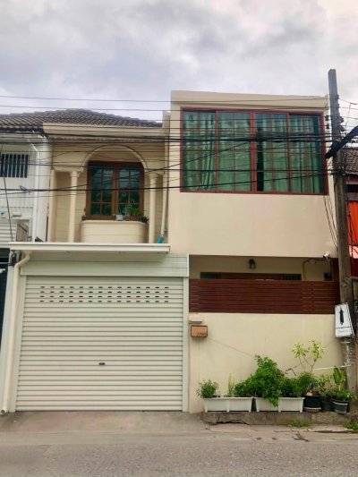 ให้เช่าทาวน์เฮ้าส์ 2 ชั้น รีโนเวทสไตล์ Modern Chinese 180 ตรม. 3 ห้องนอน หมู่บ้านอยู่เจริญ ซอยรัชดา18 ฮวงจุ้ยดี ใกล้ MRT ห้วยขวาง