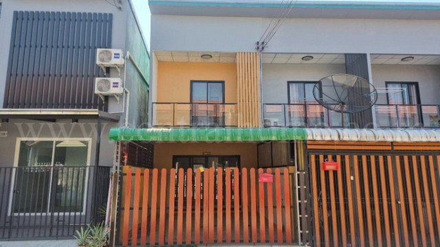 ลดราคา ทาวน์โฮม ฉัตรไพลิน ลาดหลุมแก้ว รีโนเวท พร้อมอยู่ ราคาถูก