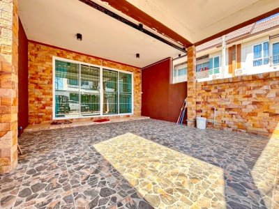 ศรีราชา ให้เช่าทาวน์เฮ้าว์2ชั้น2นอน2น้ำใกล้ ตลาดสุรศักดิ์ 800 ม.ขนาด20ตร.ว.82ตร.ม.เหมาะสำหรับอยู่อาศัยแบบครอบครัวขนาด กลาง เล็ก เดินทางสะดวก - รูปที่ 3