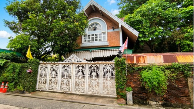 บ้านเดี่ยวสไตล์สเปน พหลโยธิน 24 ใกล้ BTS เพียง 400 ม.  ขายบ้านเดี่ยว 2 ชั้น บนที่ดิน 202 ตร.ว.