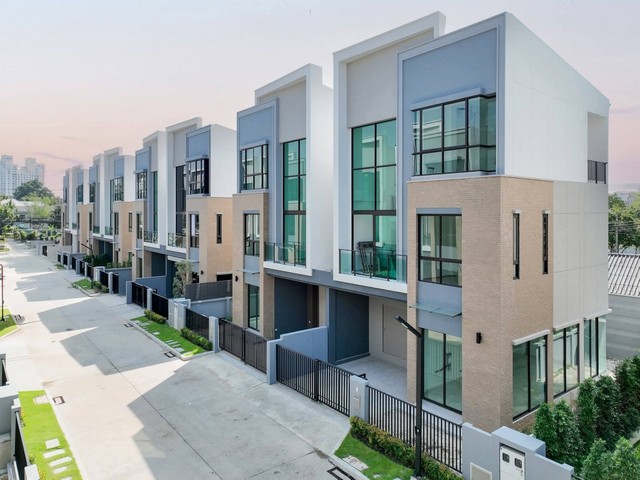 ขายทาวน์โฮม 3.5 ชั้นหลังหัวมุม 220 ตรม. เอสทารา เฮเว่น พัฒนาการ 20 Estara Haven Phatthanakan 20 ใกล้ทางด่วน ใกล้เอกมัย ทองหล่อ