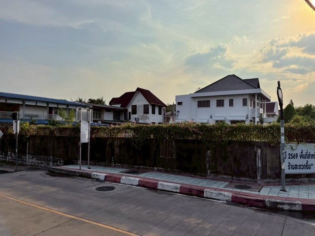 ขายที่ดินแปลงมุม 277 ตรว. หมู่บ้านประชานิเวศน์ 2 ซอยสามัคคี 58 ถนนประชาชื่น ใกล้จุดขึ้นลงทางด่วน ** 2 โฉนดแบ่งขายได้