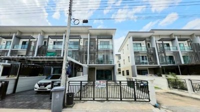ทาวน์โฮม ทาวน์ อเวนิว เมิร์จ รัตนาธิเบศร์ ทำเลดี  หลังมุม สภาพใหม่มาก MRT บางรักใหญ่