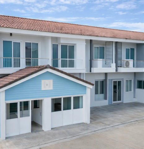 บางพลีใหญ่  สนามกอล์ฟเมืองแก้ว 1.3 กม. หนามแดง-เทพารักษ์ เมกาบางนา 2.4กม. ทาวน์เฮ้าส์ 2 ชั้น 3 นอน 2 น้ำ