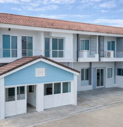 บางพลีใหญ่  สนามกอล์ฟเมืองแก้ว 1.3 กม. หนามแดง-เทพารักษ์ เมกาบางนา 2.4กม. ทาวน์เฮ้าส์ 2 ชั้น 3 นอน 2 น้ำ