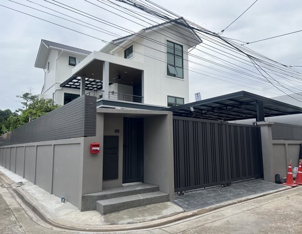 บ้านเดี่ยวสร้างใหม่ 3 ชั้น 113 ตร.ว  300 ตร.ม. ทำเลดี เดินทางสะดวก ใกล้ MRTบางโพและทางด่วน