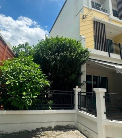 ทาวน์โฮม 3 ชั้นหลังมุม . 3 ห้องนอน 3ห้องน้ำ  บ้านกลางเมือง Urbanion เกษตรนวมินทร์ 2 ซอยลาดปลาเค้า 79