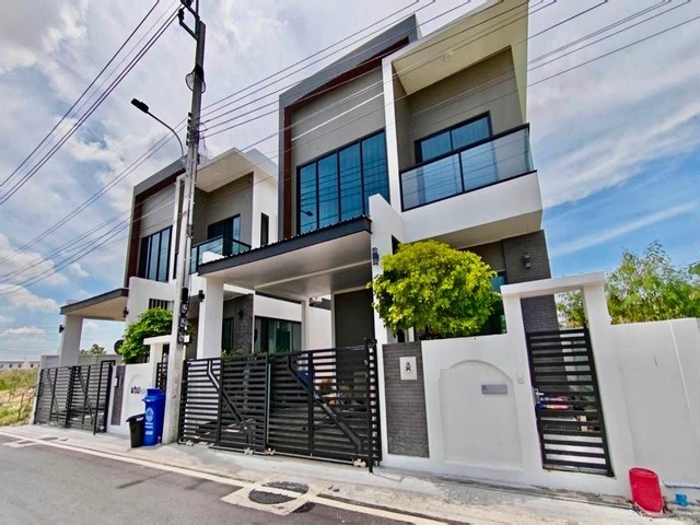 ขายบ้าน 3 ชั้น 4 ห้องนอน โครงการ Tanaphol Property บางนา กม. 10 ใกล้เมกะบางนา