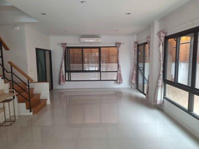 ให้เช่าบ้านแฝด 3 ชั้น 46 ตรว. 4 ห้องนอน โครงการศุภาลัย เอสเซ้นส์ ลาดพร้าว 107 ใกล้เดอะมอลล์บางกะปิ - รูปที่ 2