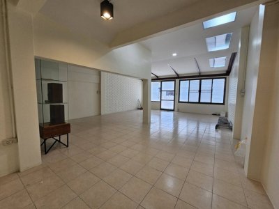 ให้เช่าทาวน์เฮาส์ 2 ชั้น Renovated ใหม่ 200 ตรม. ซอยพหลโยธิน 69-1 ใกล้ BTS สายหยุด เพียง 150 เมตร - รูปที่ 3