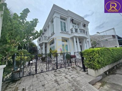 ขายบ้านสวยหรู เหมาะพักอาศัย หรือทำธุรกิจ ติดถนนพระยาสัจจา-คีรี ใกล้ตลาดไฟฟ้า  ต.เสม็ด อ.เมืองชลบุรี จ.ชลบุรี