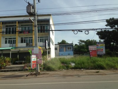 ให้เช่าที่ดินสินสาครอยู่ปากทางเข้าหมู่บ้านสินสาคร ทำเลดีมาก