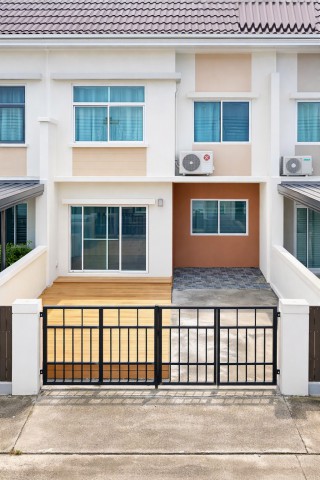 โรงเรียนเตรียมบัณฑิต 300 ม.ลำลูกกา ซ. เลียบคลอง 3ให้เช่าทาวน์เฮาส์2ชั้น3นอน2น้ำ  20 ตร.ว. 120 ตร.ม.