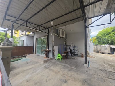 L260131 | ขายบ้านหลังริม 2 ชั้น นิรันดร์วิลล์ 10 ทำเลบางพลี–ลาดกระบัง ขนาด 32.7 ตร.วา ฟังก์ชันครบ 3 ห้องนอน 2 ห้องน้ำ บ้านสภาพดี - รูปที่ 3