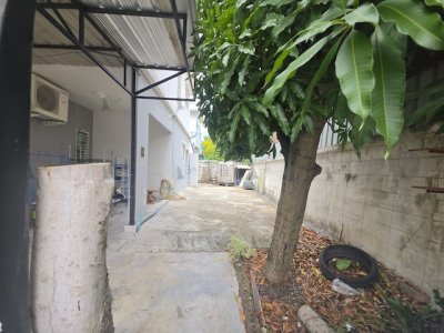 L260131 | ขายบ้านหลังริม 2 ชั้น นิรันดร์วิลล์ 10 ทำเลบางพลี–ลาดกระบัง ขนาด 32.7 ตร.วา ฟังก์ชันครบ 3 ห้องนอน 2 ห้องน้ำ บ้านสภาพดี - รูปที่ 2
