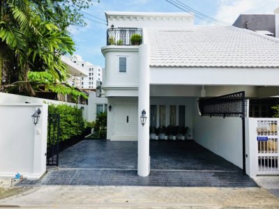 บ้านเดี่ยวเอกมัย รีโนเวทใหม่ทั้งหลัง หิ้วกระเป๋าใบเดียวเข้าอยู่ได้เลย เฟอร์ฯ ครบทั้งบ้าน