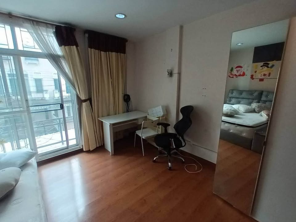 ให้เช่าทาวโฮม ใกล้จุดขึ้นลงทางด่วน   ใกล้Central eastvile , รร.สาธิตเกษรและ รร.สตรีวิทย์ 2 บ้านกลางเมืองสวิสทาวน์  ซอยประเสริฐมนูกิจ 25