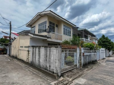 ้ขายบ้านเดี่ยว 2 ชั้นแปลงหัวมุม 50 ตรว. โชคชัย 4 ซอย 46 ย่านลาดพร้าว โชคชัย 4 ใกล้รถไฟฟ้าสายสีเหลือง **บ้านเก่า เหมาะรีโนเวท