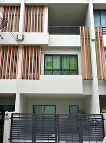 ทาวน์โฮมสไตล์ Modern 3 ห้องนอน 4 ห้องนํ้า ห้องน้ำในตัวทุกห้อง มี แอร์ 3 ตัว  symphony ซอยนวลจันทร์ 36