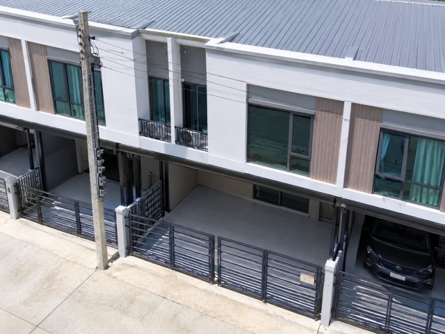 บางนา ให้เช่าทาวน์เฮาส์2ชั้น3นอน2น้ำใกล้ ทางด่วนบางนา 2 กม.18ตร.ว.110ตร.ม.เหมาะสำหรับครอบครัวที่ต้องการบ้านฟังก์ชันครบในทำเลบางนา