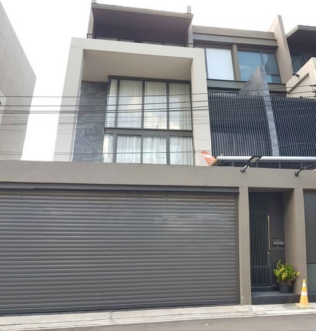 โฮมออฟฟิศสไตล์โมเดิร์น 4 ชั้น   3 ห้องนอน · 4 ห้องน้ำ โครงการ Atria อินทามระ 17