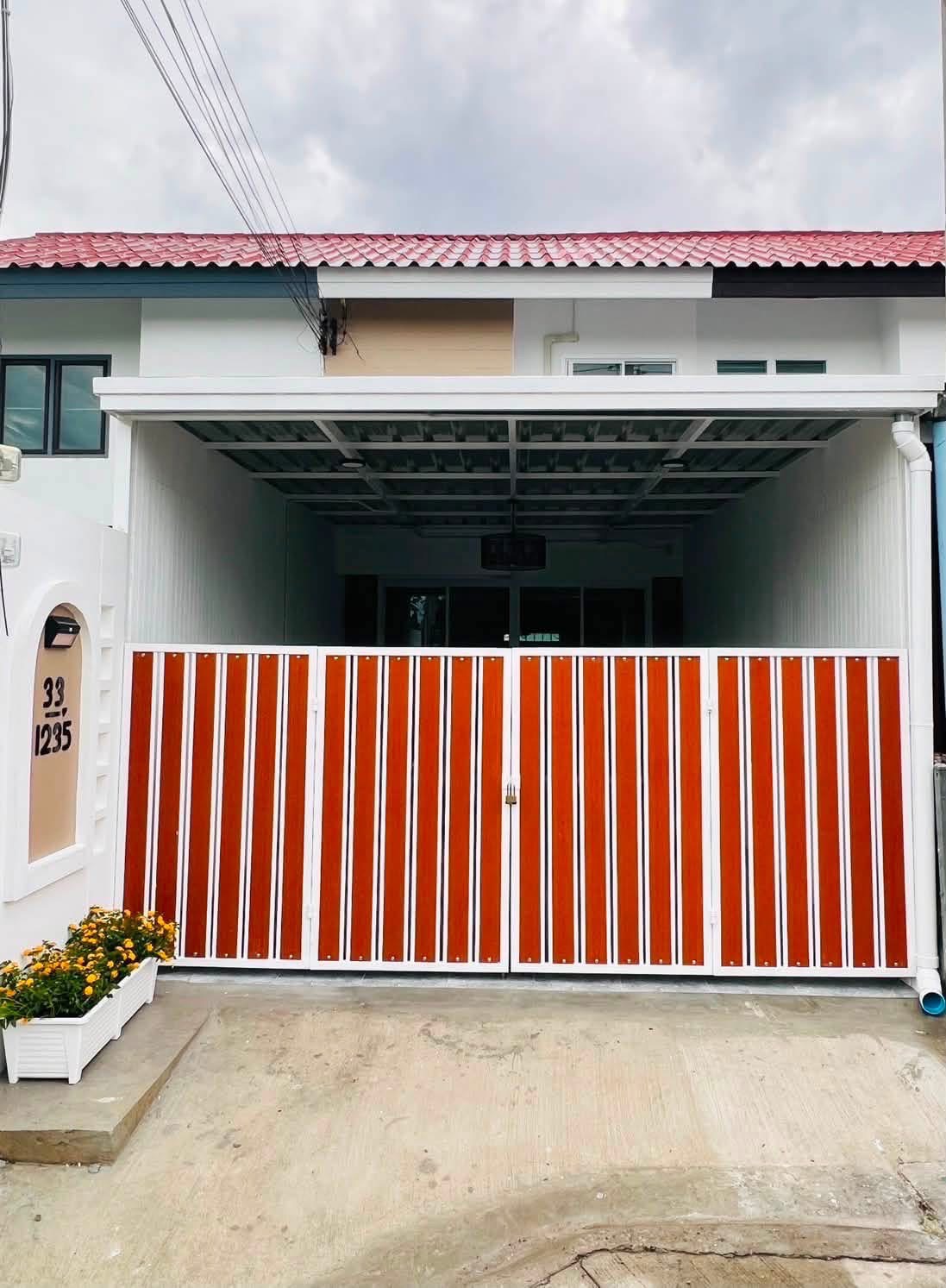 ขายบ้านทาวน์เฮ้าส์ 2 ชั้น รีโนเวทสไตล์โมเดิร์น การเคหะเนินพลับหวาน