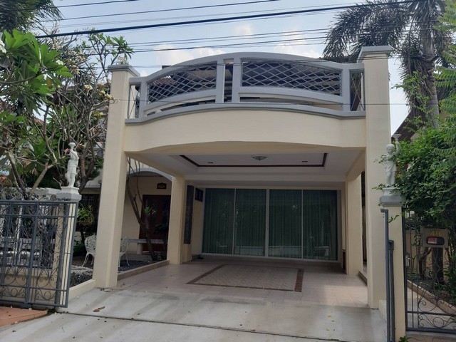 บ้านเดี่ยว 2 ชั้น 72  ตร.ว 300 ตรม.  4 ห้องนอน 3 ห้องน้ำ 1ห้องแม่บ้าน รามคำแหง 164 สวนหย่อมข้างบ้าน