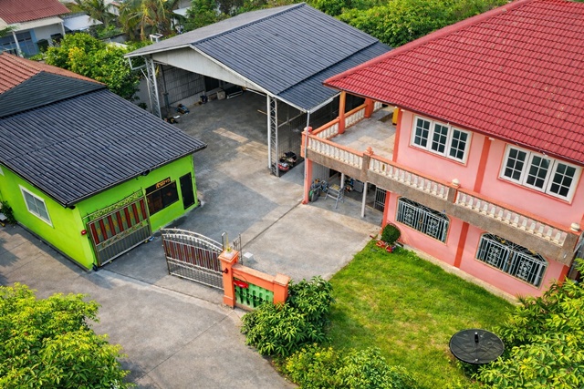 โกดังโรงงานและลานจอดรถ 2ชั้น 6นอน  เพชรเกษม93 ถนนพุทธสาคร  คฤหาสน์ 500 ตร.ม. 6น้ำ  255 ตร.ว. 6น้ำ อ้อมน้อย 700ม. พร้อมโกดังโรงงาน 2 หลัง